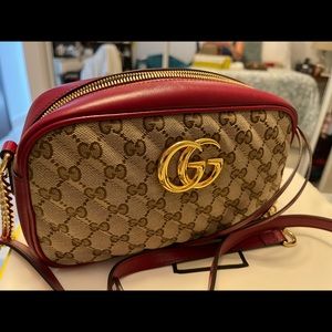 GUCCI MARMONT WITH RED TRIM. ORIGINAL PURSE PURCHASE IN 2020. ONLY WORN ONCE!